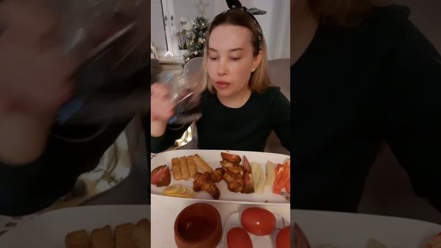 Мукбанг, КРЫЛЫШКИ КУРИНЫЕ, МНОГО ОВОЩЕЙ. Купила сушил? смотреть онлайн