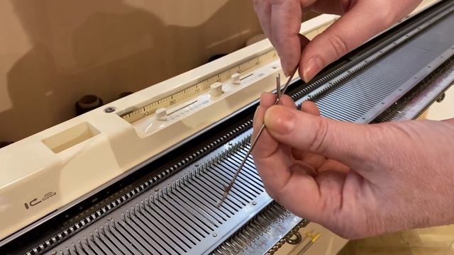 Показываем, как заменить иглу на вязальной машине Brother смотреть онлайн
