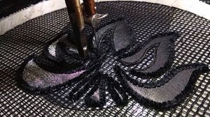 Аппликация на сетке с бархатистой пряжей на швейной м?