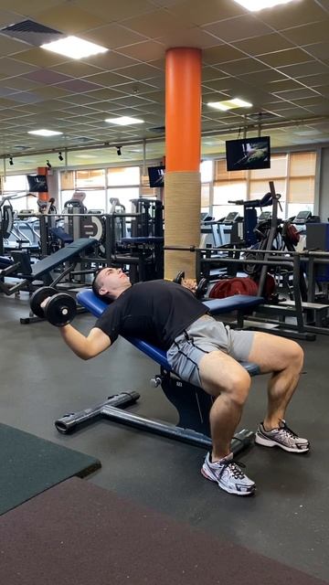 Разведение гантелей лежа на наклонной скамье смотреть онлайн