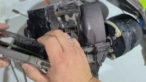 как разобрать пылесос Dyson dc23 устранение стороннего зв?