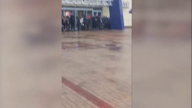 В Брянске посетителей торгового центра выгнали во вре смотреть онлайн