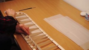 Обтяжка крыла авиамодели папиросной бумагой.