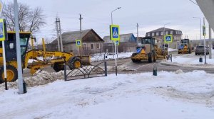 Уборка снега во дворах ! Фронтальный погрузчик чистит