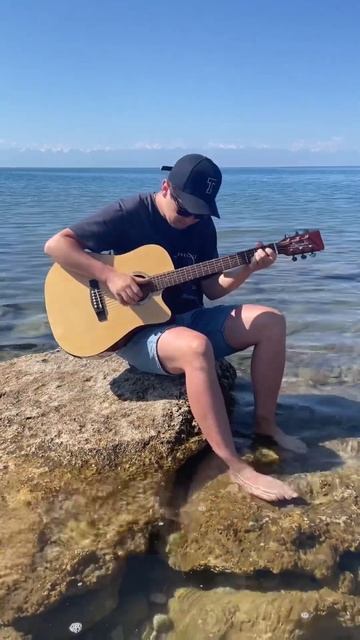 Почему так важно всегда носить с гитарой увлажнитель? смотреть онлайн