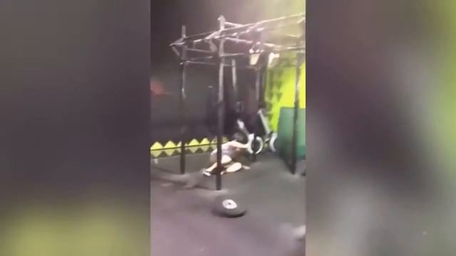 Подборка приколов в тренажерном зале! Часть 2 смотреть онлайн