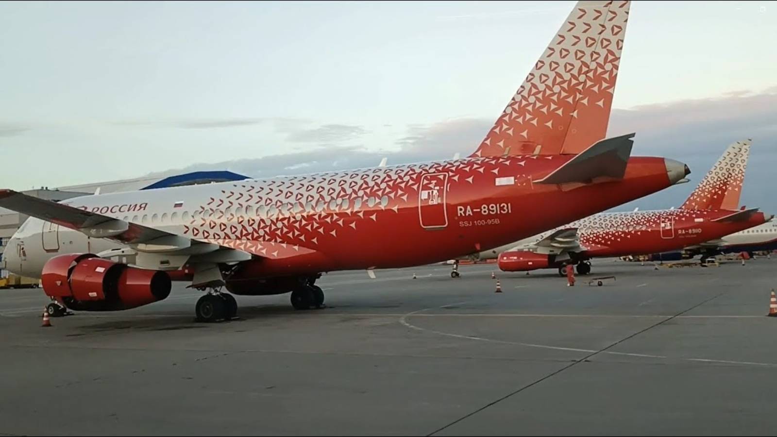 Вы никогда не видели близко столько самолетов одновременно. Аэропорт Шереметьево смотреть онлайн