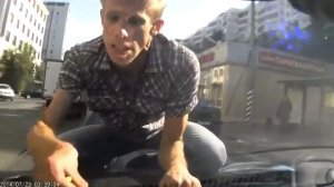 Алексей Панин учудил залез на капот