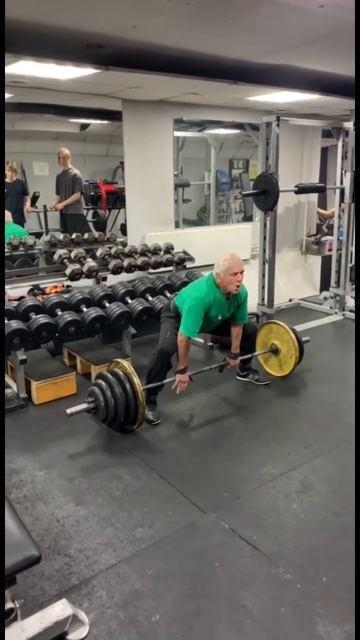 Дедушка поднимает штангу,170кг #eldaradze #пауэрлифтинг #дед смотреть онлайн