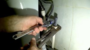 Гайка подачи воды на стиралку при смене крана не откру
