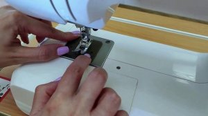 Janome MX55.  Установка штопальной пластины