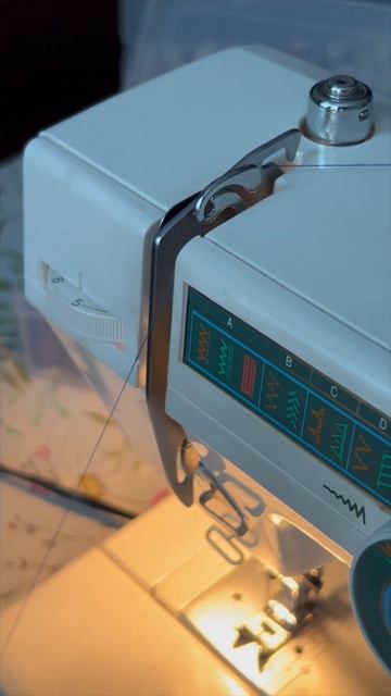 Как заправить электрическую швейную машинку #шитье #diy