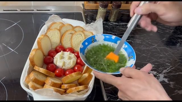🍕Запеченный сыр Камамбер в духовке с чесноко и помид? смотреть онлайн