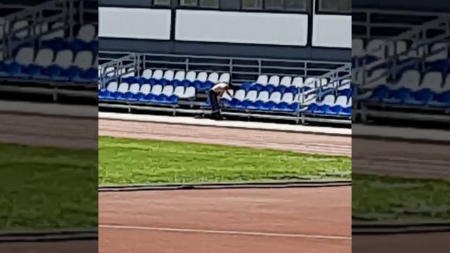 Рабочий моет трибуные скамейки на стадионе.Саратов. смотреть онлайн