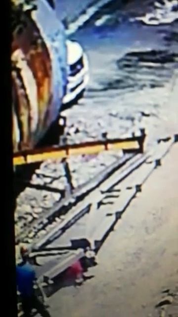 на работе, металоконструкцией придавило, вес тонна. ос смотреть онлайн