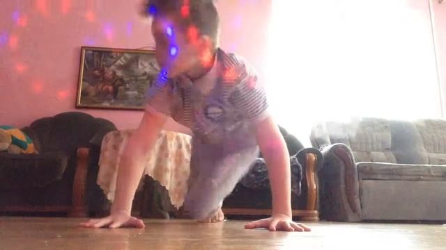 Неудачно постоял на руках