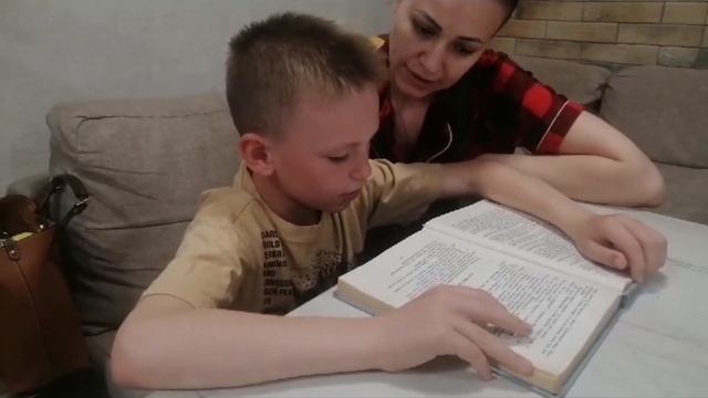 Читаем всей семьей. Стихотворение «Кто чем поет» В. Би?