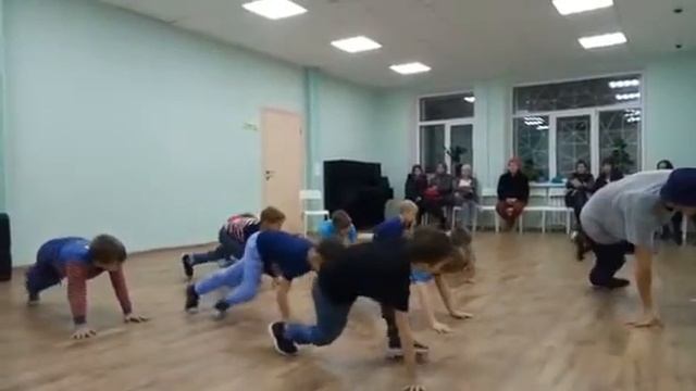 Начинающие и будущие чемпионы из школы "ДЕТИ НА БРЕЙКЕ" смотреть онлайн