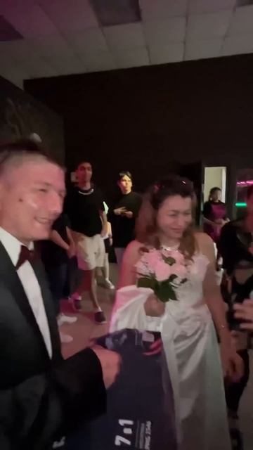 ПОДАРОК ДЛЯ НЕВЕСТЫ И ДЕНИХА МЯСОРУБКА 2024 смотреть онлайн