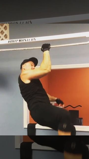 Подтягивания на одной ,собственный вес 100кг смотреть онлайн