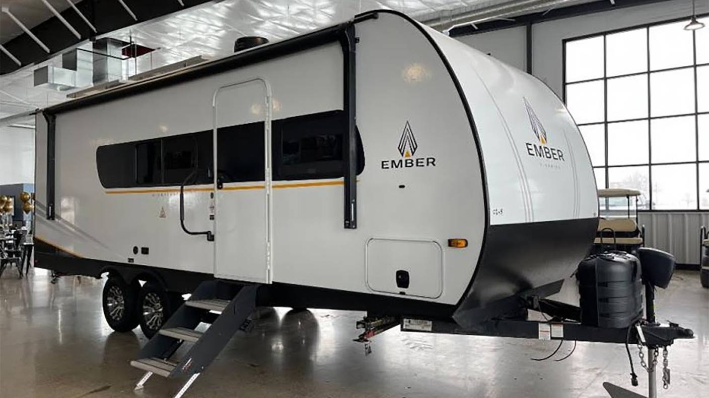 Классика для двоих с шикарной мягкой мебелью. Внедорожный просторный автодом прицеп Ember 22MLQ смотреть онлайн