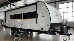 Классика для двоих с шикарной мягкой мебелью. Внедорожный просторный автодом прицеп Ember 22MLQ