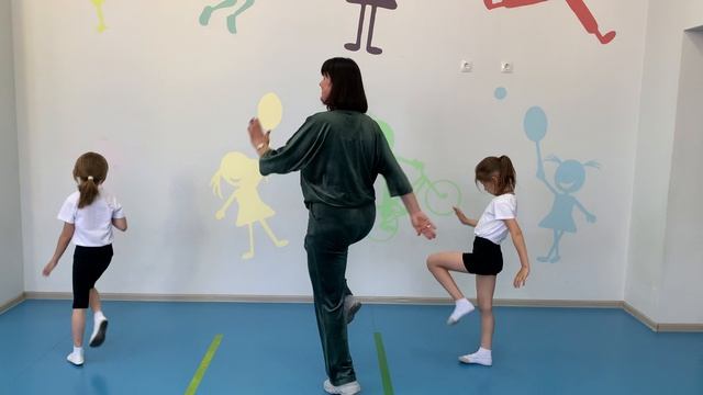 Танец для зарядки " Ручки-ручки, ножки - ножки" постановка Воропаевой Анжелы Артуровны смотреть онлайн