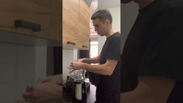 Сделал очень полезное и вкусное смузи! Обзор блендера смотреть онлайн