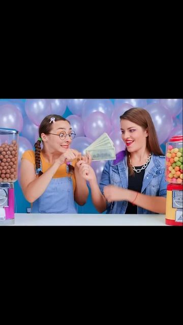 Девушка в жёлтом ест шоколад. смотреть онлайн