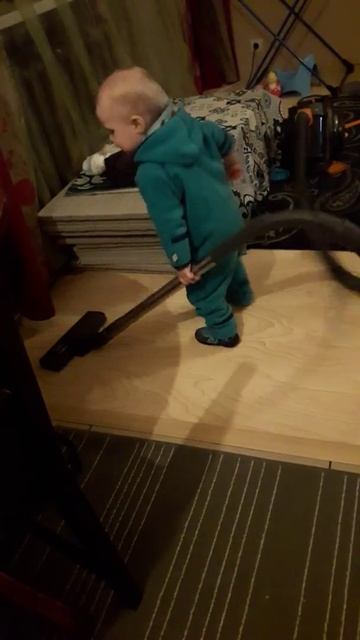 Годовалый малыш пылесосит пол. Забавное видео) смотреть онлайн