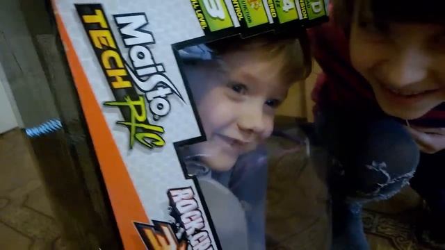 Распаковка коробки с сюрпризом. Прикол для детей.блогер, как мис кети и мистер макс. смотреть онлайн