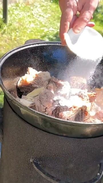 Вредно, но безумно вкусно. Мясо с овощами в казане на п? смотреть онлайн