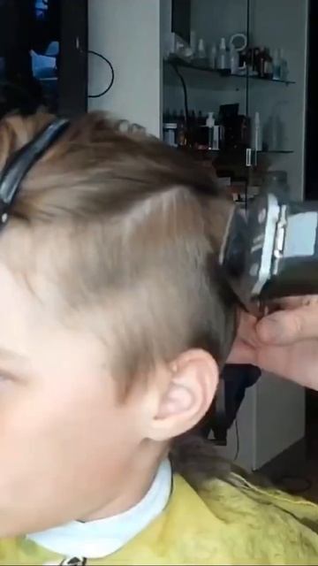 Несведенный андеркат с короткими волосами на одной по