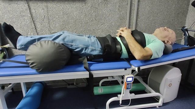 вытяжка позвоночника на тракционном столе #костоправ смотреть онлайн