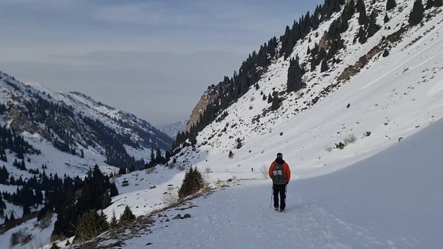 Спуск пешком вниз от метеостанции Мынжилки 2 марта 2024 ? смотреть онлайн