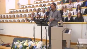 Под тенью навеса на выступах гладких