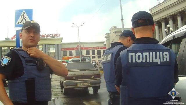 Полицейский начальник угрожает подчиненному смотреть онлайн