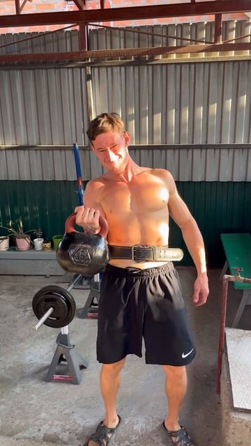 ГИРЯ 32 КГ СТАЛЬНЫЕ СВЗЯКИ #shorts #motivation #fitness #sports смотреть онлайн