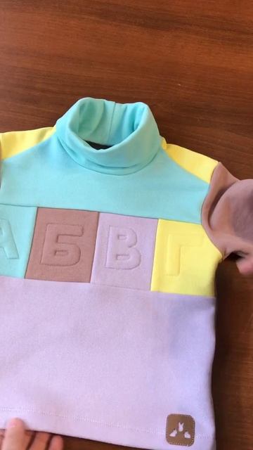 Свитер колорблок с объемными буквами из обрезков футе