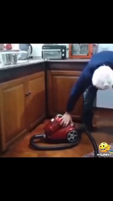 ЗАВОДИТ ПЫЛЕСОС 🤣 смотреть онлайн