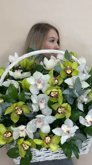 Корзина из бело-зеленых #орхидеи #корзинаорхидей #крас смотреть онлайн