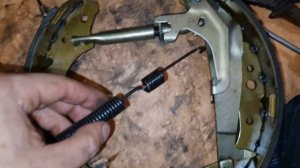 Замена задних тормозных колодок на Toyota Hilux Surf kzn 185 1kz-te