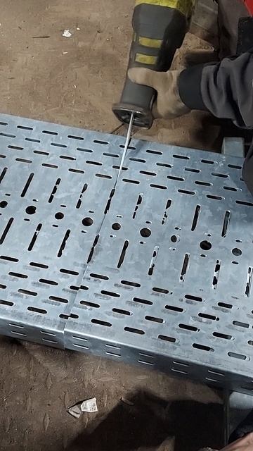 Как пилит сабельная пила.