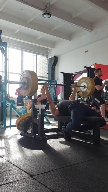 На штанге 120кг. Собственный вес 77кг смотреть онлайн