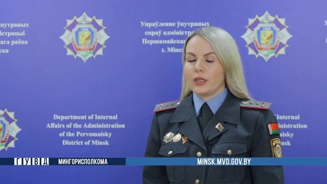 Пенсионер подарил чужой телефон "подруге", а парикмахе смотреть онлайн