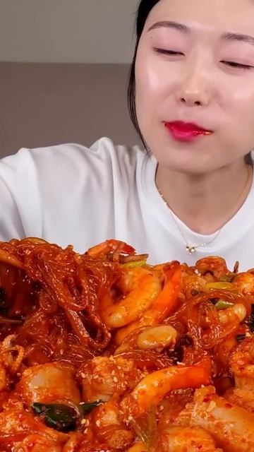 КОРЕЙСКИЙ МУКБАНГ: МОРЕПРОДУКТЫ И ОСТРАЯ ЛАПША смотреть онлайн