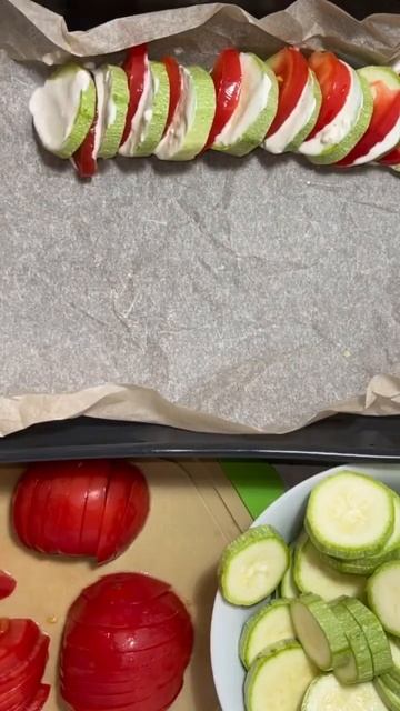 Запеченные кабачки с помидорами и сыром в духовке🤤😍 смотреть онлайн
