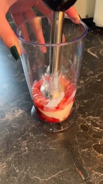 КЛУБНИЧНЫЙ МОЛОЧНЫЙ КОКТЕЙЛЬ КБЖУ на 1 порцию (300мл): 413/ смотреть онлайн