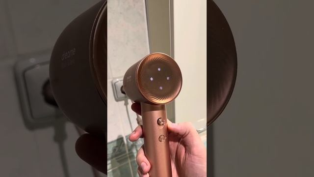Фен Dreame Hair Dryer вимикається в редимі гарячого потоку смотреть онлайн