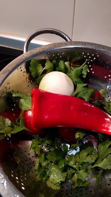 И снова цыплёнок жареный. Испачкала духовку))В Новом г? смотреть онлайн